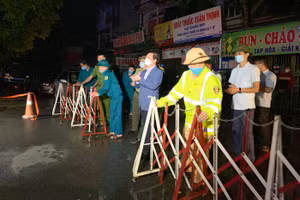 Lực lượng chức năng dỡ bỏ chốt phong tỏa Trung tâm Y tế huyện Lâm Thao.