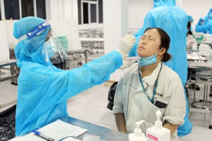 CDC Thái Nguyên tiến hành lấy mẫu xét nghiệm nhanh Covid-19 tại Công ty Công ty TNHH Hadanbi Vina trong đêm 26/5. Ảnh: Nguyên Ngọc.