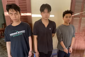 Nhóm đối tượng có hành vi lừa đảo bằng hình thức rao bán sim số đẹp tại cơ quan chức năng. Ảnh: Công an Thanh Hoá.