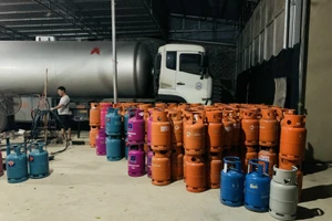 Bên trong cơ sở sang chiết gas trái phép.