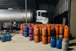 Bên trong cơ sở sang chiết gas trái phép.