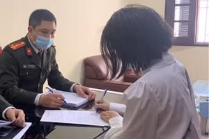 Cơ quan chức năng làm việc với Ngô Thùy T. Ảnh: Công an Hà Nội.