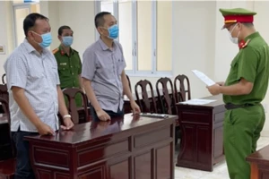 Cơ quan chức năng đọc các quyết định khởi tố bị can, lệnh cấm đi khỏi nơi cư trú đối với chủ 2 nhà thuốc lớn nhất Đồng Nai. Ảnh: Công an Đồng Nai.