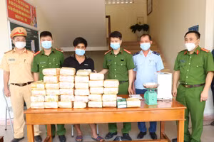 Đối tượng Phạm Minh Đức (áo đen) cùng tang vật của vụ án tại cơ quan chức năng. Ảnh: Công an Hà Tĩnh.