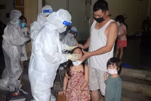 Nghành Y tế thực hiện lấy mẫu xét nghiệm cho người dân. Ảnh: Hà Nam TV