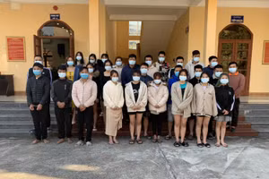 Các đối tượng nam nữ thanh niên có hành vi tụ tập sử dụng ma tuý tại quán hát.