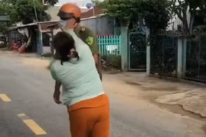 Hình ảnh bà Trần Thị Tuyền có hành vi đánh 1 công an viên được ghi lại.