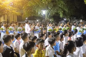 Nhiều người dân tham gia lễ ở Giáo xứ Kẻ Đọng, vi phạm các quy định phòng chống dịch.