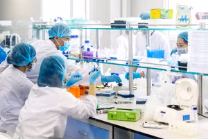 Nghiên cứu sản xuất vắc xin phòng Covid-19 “made in Vietnam” Nano Covax tại Công ty cổ phần Công nghệ sinh học dược Nanogen. Ảnh: Quỳnh Trần.
