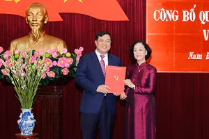 Bà Trương Thị Mai, Ủy viên Bộ Chính trị, Bí thư Trung ương Đảng, Trưởng Ban Tổ chức Trung ương trao Quyết định của Bộ Chính trị cho Bí thư Tỉnh ủy Nam Định Phạm Gia Túc. Ảnh: Xuân Thu.