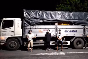 Các cá nhân và phương tiện vi phạm. Ảnh: Công an Hậu Giang.