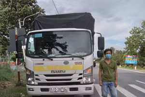 Tài xế Lê Văn Diện cùng phương tiện. Ảnh: Công an Hậu Giang.