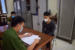 Đối tượng Nguyễn Đức Tùng làm việc với cơ quan điều tra. 