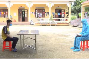 Lực lượng chức năng làm việc với 1 trong số công dân vi phạm quy định.