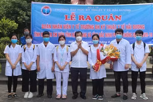 Ông Nguyễn Minh Hùng, Phó Chủ tịch UBND tỉnh Hải Dương tặng hoa cho đại diện các sinh viên chuẩn bị lên đường.