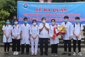 Ông Nguyễn Minh Hùng, Phó Chủ tịch UBND tỉnh Hải Dương tặng hoa cho đại diện các sinh viên chuẩn bị lên đường.