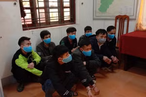 Các đối tượng trong đường dây đưa người nhập cảnh trái phép vào Việt Nam bị bắt giữ. Ảnh: Công an Lạng Sơn.