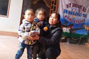 2 cháu nhỏ Quỳnh Anh và Nam đang được bà Bích chăm sóc tại nhà.