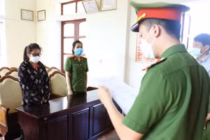 Cơ quan công an đọc các quyết định khởi tố vụ án, khởi tố bị can và lệnh bắt tạm giam đối với Nguyễn Thị Hằng Hà. Ảnh: Công an Hà Tĩnh.