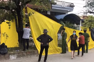 Lực lượng chức năng tiến hành khám nghiệm hiện trường vụ việc. Ảnh: Tr. Đ.