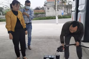 Cơ quan chức năng tiến hành kiểm tra tại doanh nghiệp kinh doanh xăng dầu vi phạm.