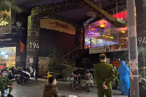 Kiểm tra quán ăn trên phố Hà Nội, phát hiện 4 ca dương tính SARS-CoV-2 qua test nhanh