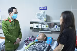 Thượng tá Phạm Mạnh Hùng hỏi thăm sức khoẻ cán bộ công an bị thương khi làm nhiệm vụ.