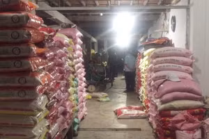 Phát hiện kho hàng chứa gần 10 tấn đường nghi nhập lậu