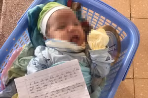 Bé gái bị bỏ rơi được người dân phát hiện. 