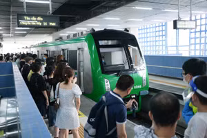 Có gần 26.000 lượt hành khách trải nghiệm tàu Cát Linh - Hà Đông trong ngày vận hành đầu tiên. Ảnh: Thế Đại.
