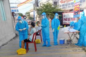 Lực lượng Y tế lấy mẫu xét nghiệm cho người dân tại các địa phương xuất hiện ca dương tính với SARS-CoV-2 của huyện Hải Hậu.