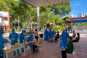 Cơ quan chức năng tiến hành lấy mẫu xét nghiệm Covid-19 cho người dân tại tỉnh Bà Rịa - Vũng Tàu.