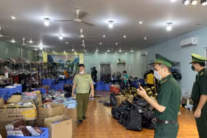 Phát hiện nhiều sản phẩm gắn mác GUCCI, ZARA bên trong kho hàng ở Quảng Ninh