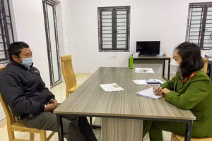 Cơ quan chức năng làm việc với Hoàng Văn Chiến. Ảnh: Công an Lạng Sơn.