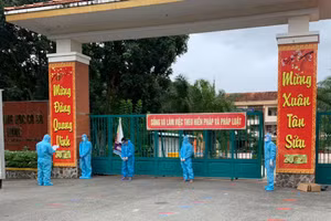 Cơ quan CSĐT Công an huyện Bàu Bàng tống đạt các quyết định khởi tố bị can. Ảnh: Công an Bình Dương.