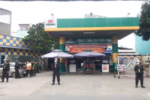 Cơ quan chức năng tiến hành phong toả điểm bán xăng của Công ty TNHH thương mại dịch vụ Biên Khoa.