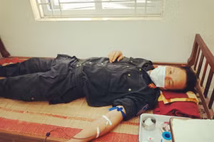 Thượng uý Lê Bá Tứ, cán bộ Tiểu đoàn CSCĐ số 4 thuộc Trung đoàn CSCĐ Bắc Trung Bộ hiến máu cứu giúp 1 bệnh nhi bị mắc bệnh tan máu bẩm sinh. Ảnh: Công an Bắc Giang.