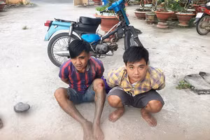 Hai đối tượng tại cơ quan chức năng. Ảnh: Công an An Giang.