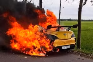 Hải Dương: Xe ô tô bốc cháy dữ dội trên đường, tài xế bị thương