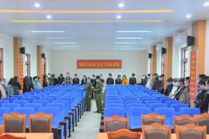 Các đối tượng bị cơ quan chức năng bắt giữ về hành vi sử dụng ma tuý tại quán karaoke. Ảnh: Công an Hải Dương.