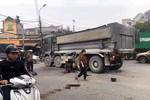 Tông ô tô tải, 2 người ngồi trên xe máy tử vong