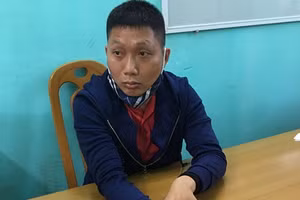 Một trong số đối tượng làm giả con dấu thu tiền người di chuyển qua chốt kiểm soát dịch bệnh.