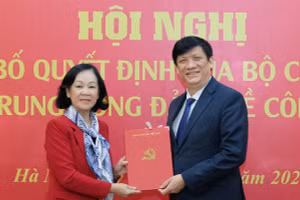 Trưởng Ban Tổ chức Trung ương Trương Thị Mai trao quyết định cho Bộ trưởng Bộ Y tế Nguyễn Thanh Long. Ảnh: VOV.