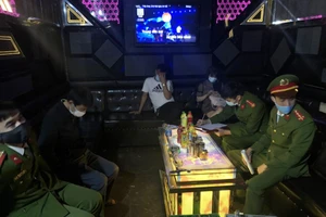 Quán karaoke hoạt động bất chấp lệnh cấm bị xử phạt 25 triệu đồng.