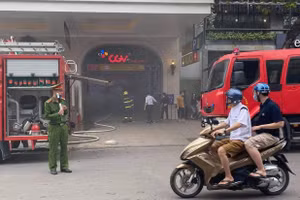Hoả hoạn dưới tầng hầm Trung tâm thương mại Tràng Tiền Plaza, nhiều người hoảng hốt