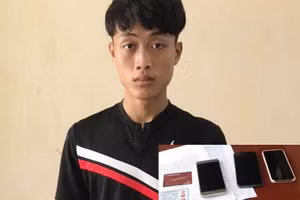 Quách Duy Hiếu cùng tang vật của vụ cướp giật. Ảnh: Công an Thanh Hoá.