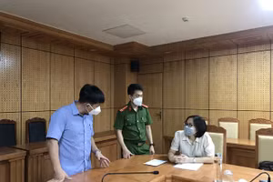 Bà Lưu Thị Hằng làm việc với cơ quan chức năng. Ảnh: Công an Nhân dân.