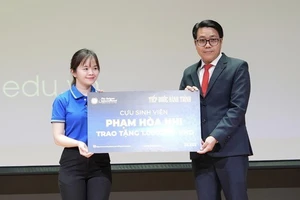 Trường Đại học Quốc tế Sài Gòn (SIU) trao học bổng cho học sinh. 