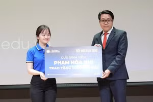 Trường Đại học Quốc tế Sài Gòn (SIU) trao học bổng cho học sinh. 