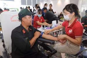 Một chiến sĩ trong Trung đoàn cảnh sát cơ động Đông Nam TPHCM thực hiện hiến máu.